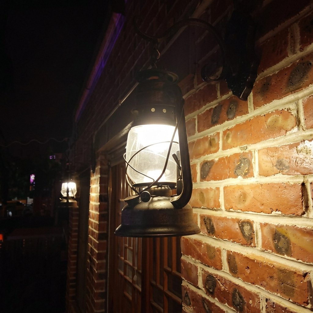 Rustic Outdoor Wall Lantern - Vintage Hurricane Design