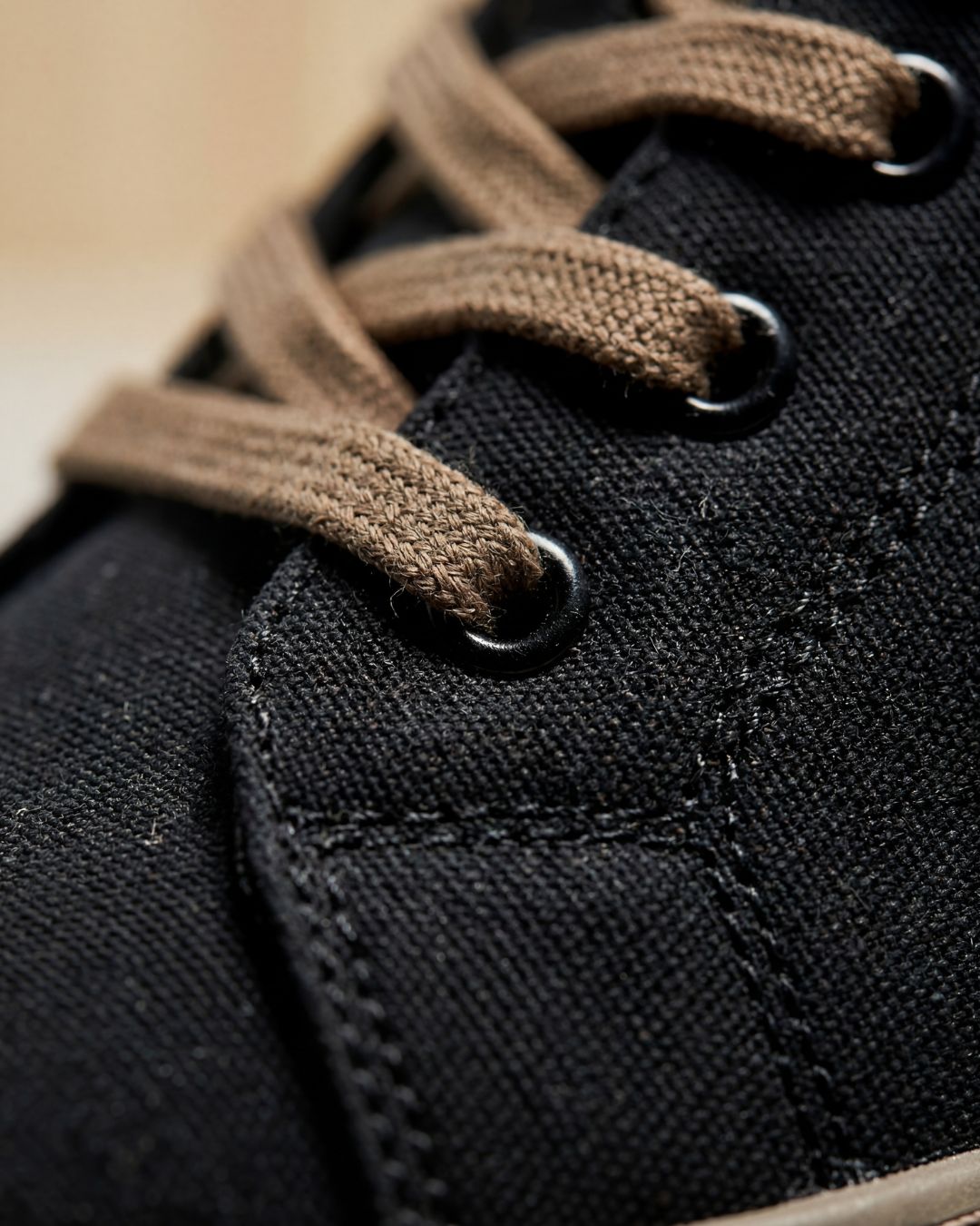 Canvas Low-Top Sneakers – Minimalist Everyday Design