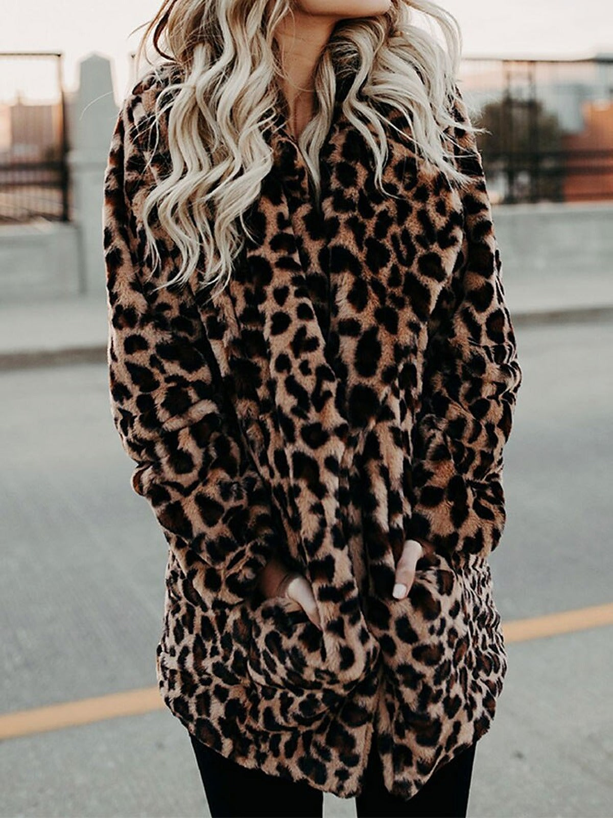 Płaszcz damski ze sztucznego futra w panterkę - S do 5XL – widok produktu 3 | Ionotix