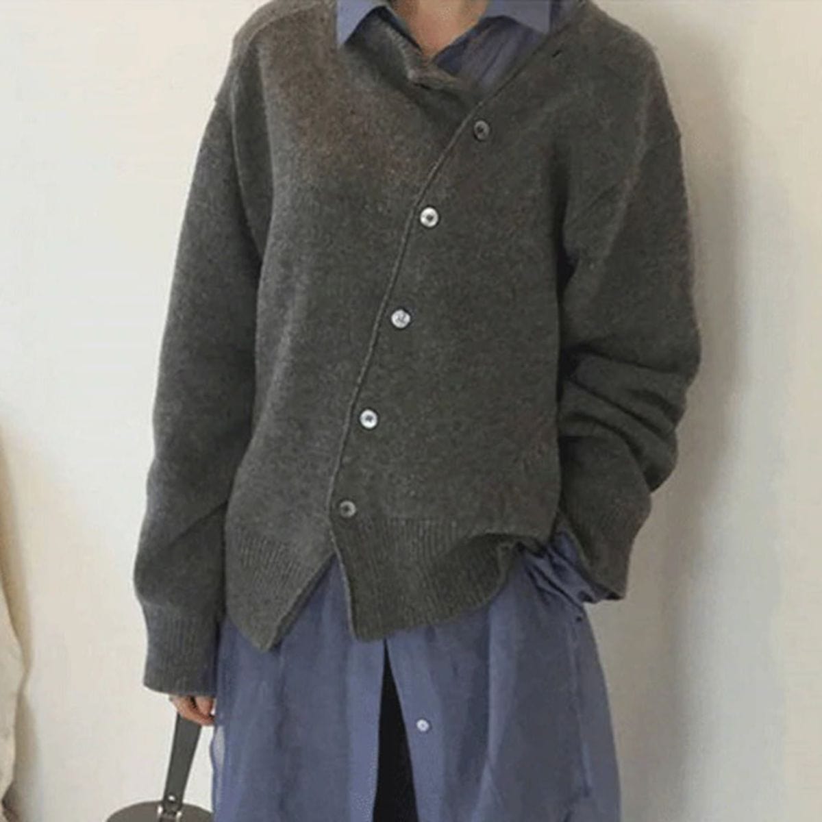 Loïs asymmetrisch knoop vest in grijze kleurvariant met tas
