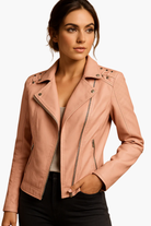 Veste biker en cuir femme, coupe ajustée style rock chic, porté