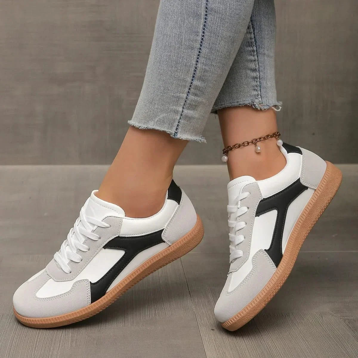Women's Leather Sneakers Low-Top with Gum Sole