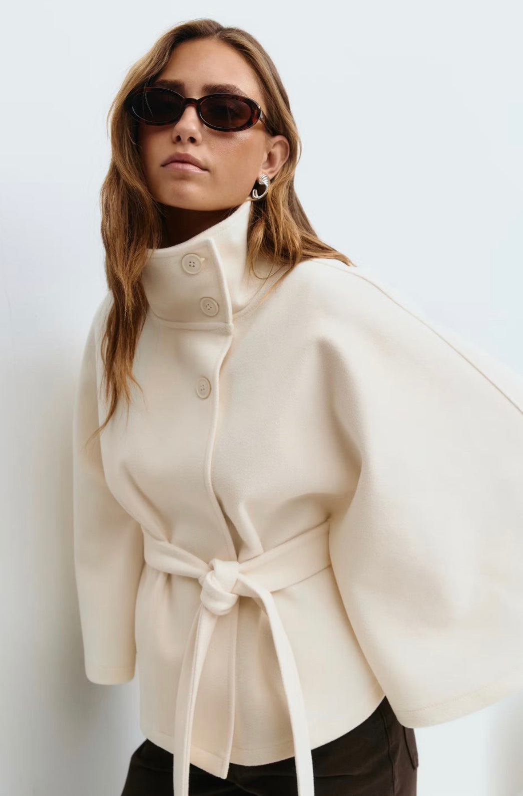 Cape Jas Dames | Losvallende jas met batwing mouwen en ceintuur, elegante standkraag