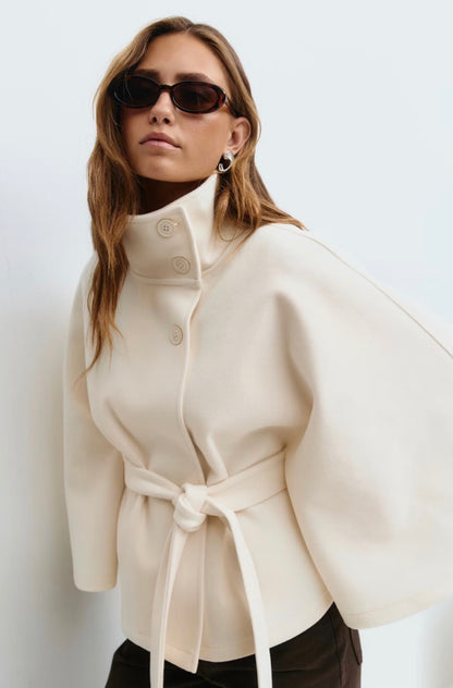 Cape Jas Dames | Losvallende jas met batwing mouwen en ceintuur, elegante standkraag