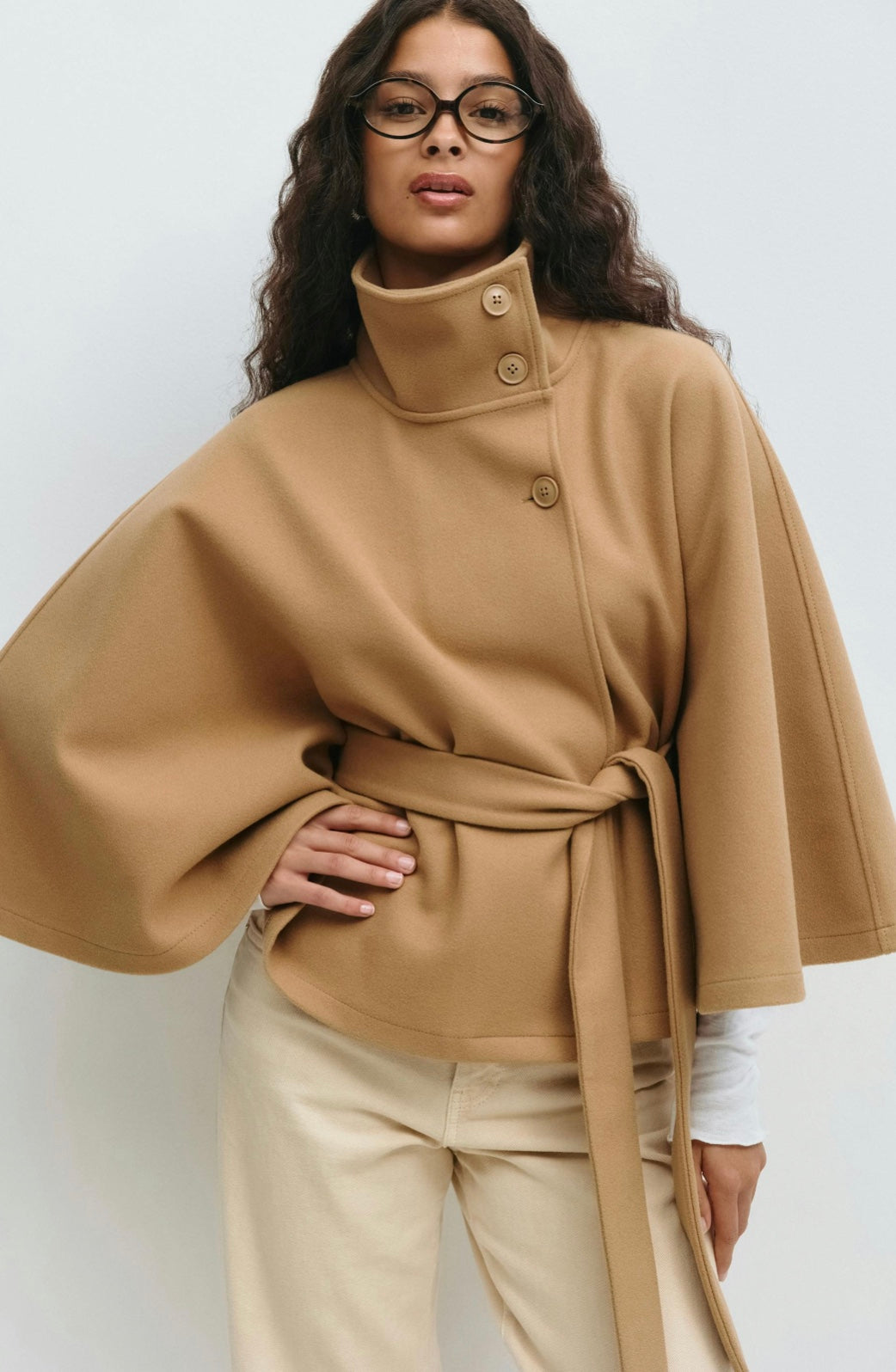 Cape Jas Dames | Losvallende jas met batwing mouwen en ceintuur, elegante standkraag