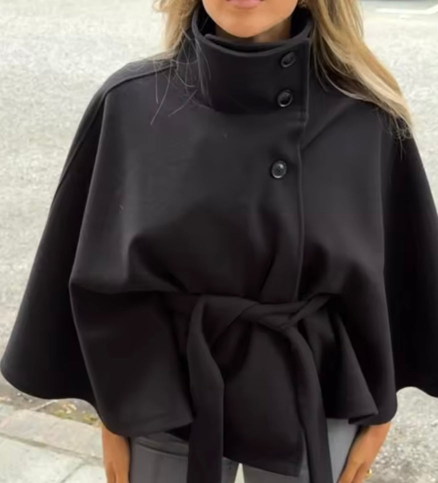 Cape Jas Dames | Losvallende jas met batwing mouwen en ceintuur, elegante standkraag
