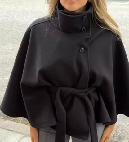 Cape Jas Dames | Losvallende jas met batwing mouwen en ceintuur, elegante standkraag