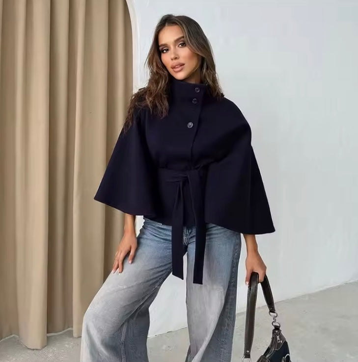 Cape Jas Dames | Losvallende jas met batwing mouwen en ceintuur, elegante standkraag