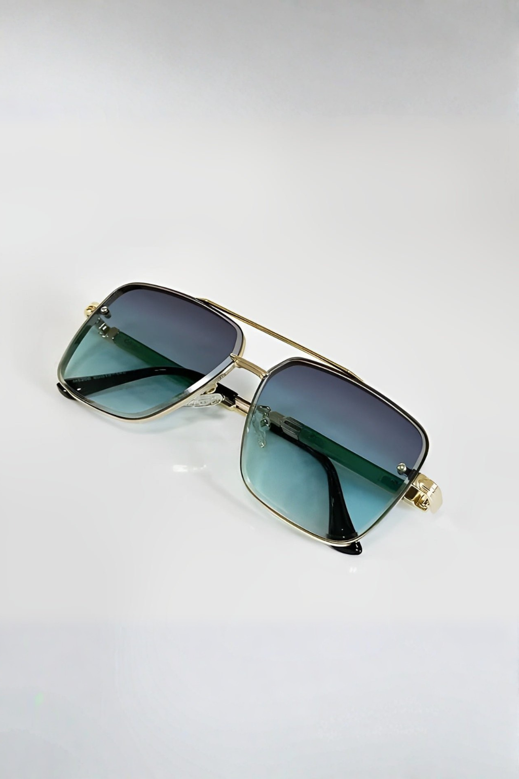 Retro Aviator Sunglasses with Gold Frame and UV400 Gradient Lens