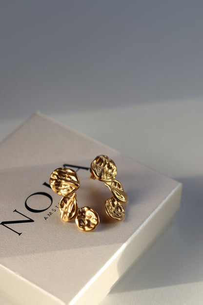 Mirna | Gouden Oorbellen voor Dames – Statement Sieraden met Artistieke Vormgeving