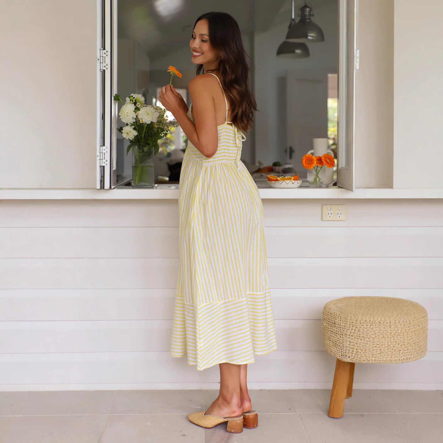 Gestreepte Midi Jurk | Damesjurk met V-hals, spaghettibandjes en knoopdetail van luchtige katoenmix