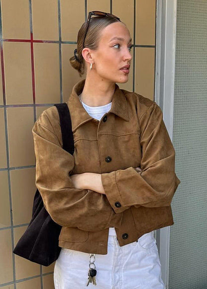 Essy Suède Jas | Dames jas in beige suèdelook met knoopdetails en relaxte pasvorm