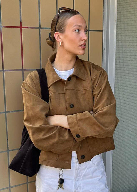 Essy Suède Jas | Dames jas in beige suèdelook met knoopdetails en relaxte pasvorm