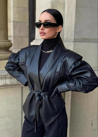 Sera Leren Blazer Jas | Dames blazer in zwart kunstleer met strikriem en schouderdetails