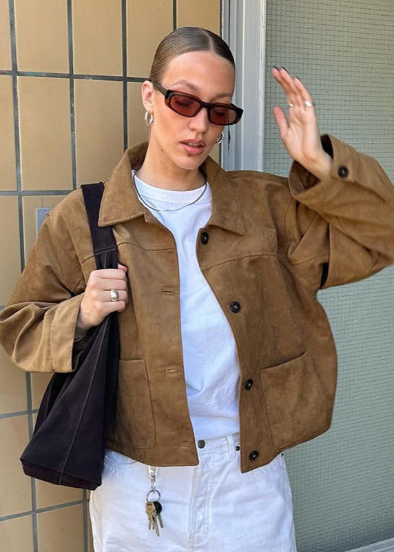 Essy Suède Jas | Dames jas in beige suèdelook met knoopdetails en relaxte pasvorm