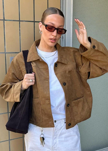 Essy Suède Jas | Dames jas in beige suèdelook met knoopdetails en relaxte pasvorm