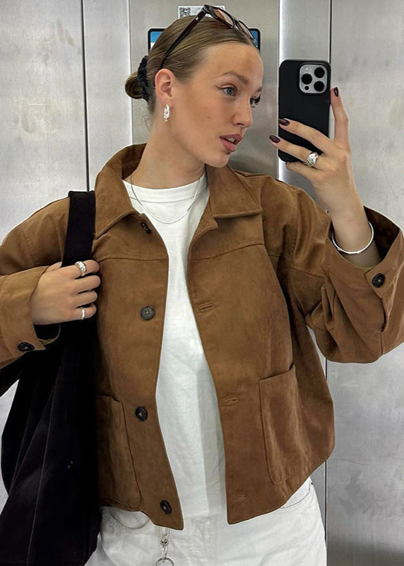 Essy Suède Jas | Dames jas in beige suèdelook met knoopdetails en relaxte pasvorm