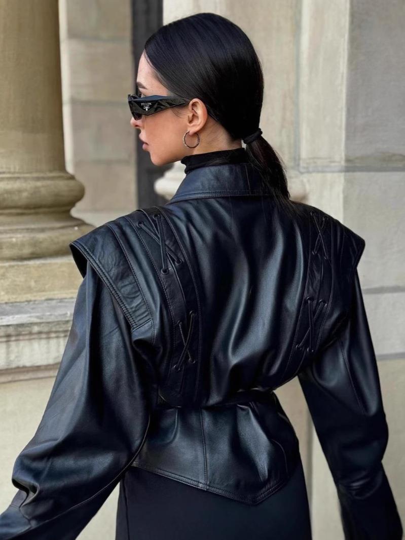 Sera Leren Blazer Jas | Dames blazer in zwart kunstleer met strikriem en schouderdetails