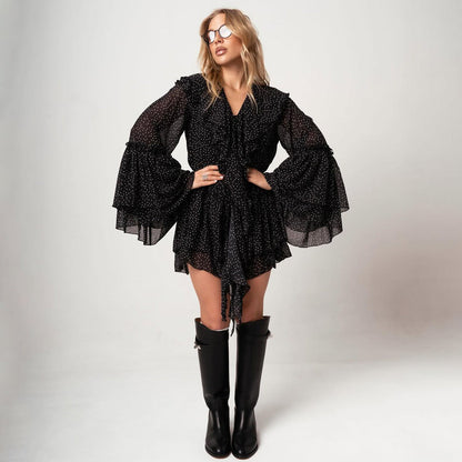 Chiffon Mini Jurk Dames | Fit and flare met ruffle halslijn, stippenprint en trompetmouwen