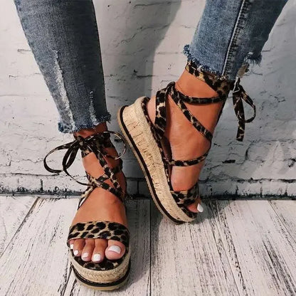 Carlijn | Dames Platform Sandalen met Gevlochten Zool en Vetersluiting – Comfortabele Zomerschoenen met Kleurrijk Patroon