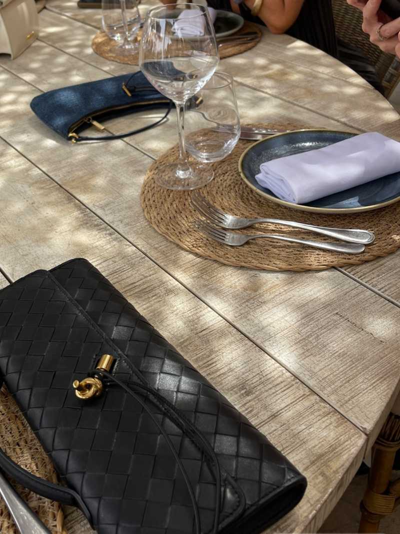 NORA Geweven Tas | Classy Dames Tas met Goudkleurige Knoopsluiting