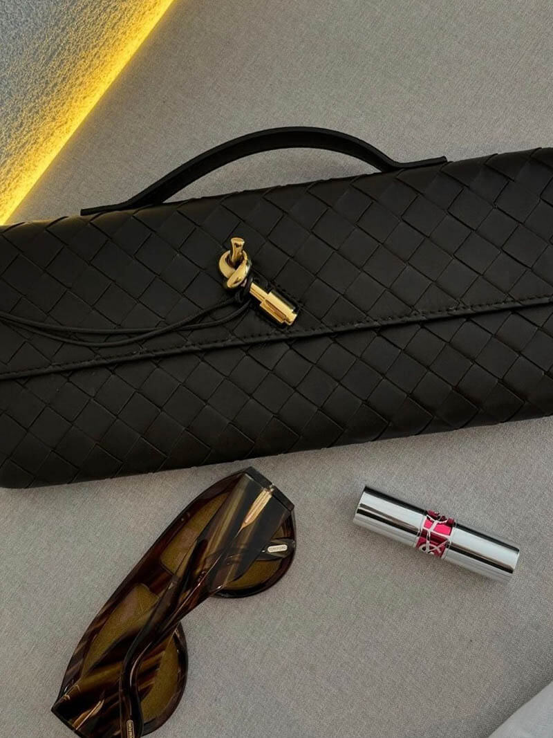 NORA Geweven Tas | Classy Dames Tas met Goudkleurige Knoopsluiting