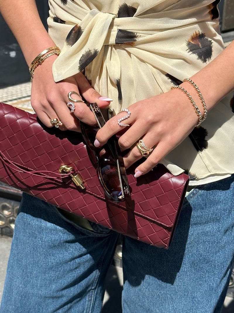 NORA Geweven Tas | Classy Dames Tas met Goudkleurige Knoopsluiting