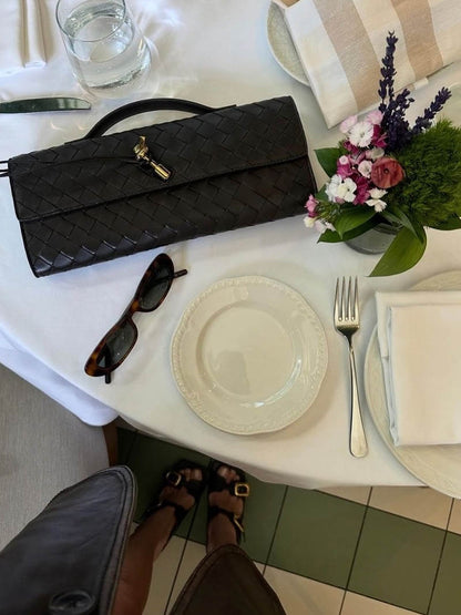 NORA Geweven Tas | Classy Dames Tas met Goudkleurige Knoopsluiting