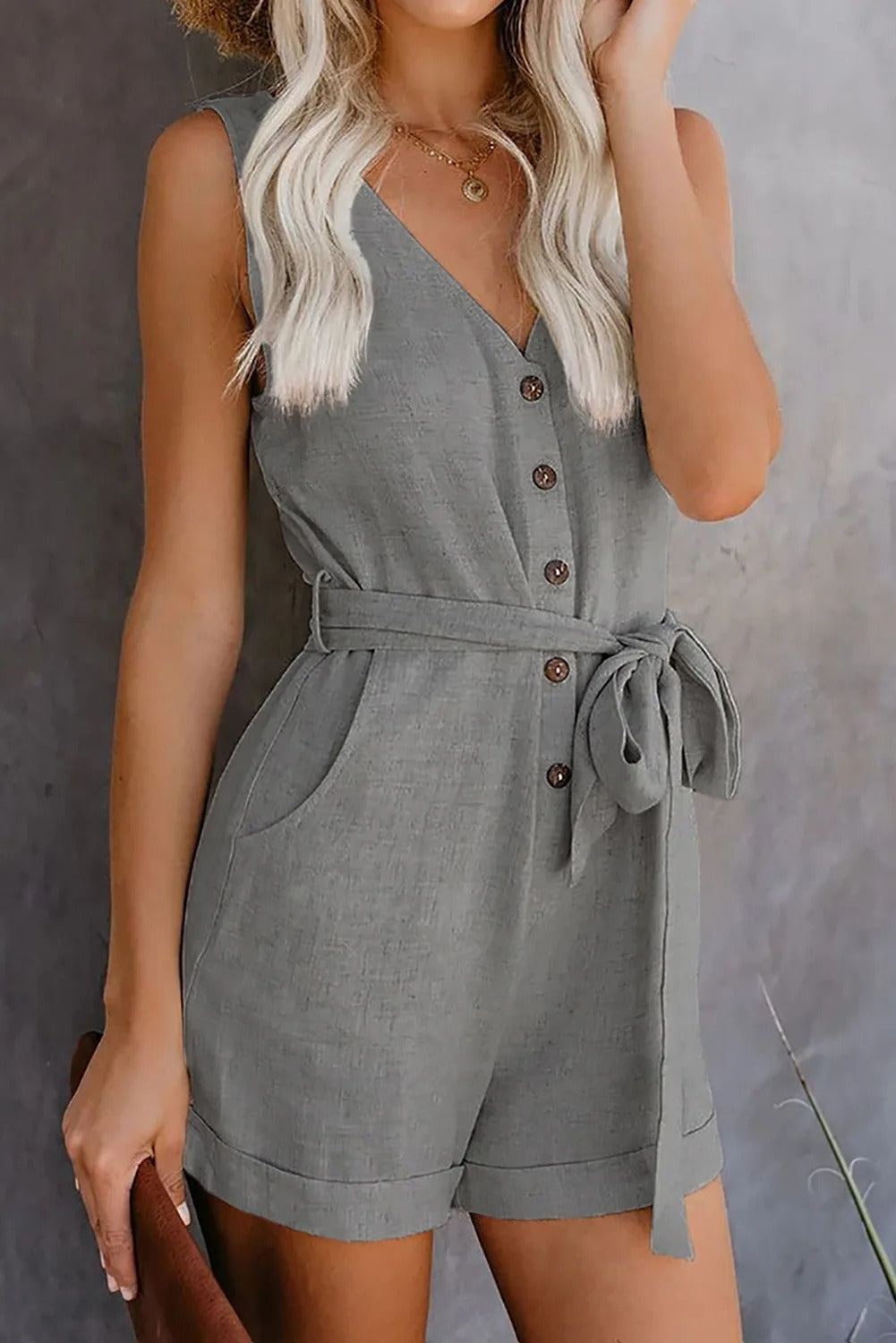 Naya | dames korte jumpsuit met V-hals, zakken en strikceintuur – elegantie en comfort in één