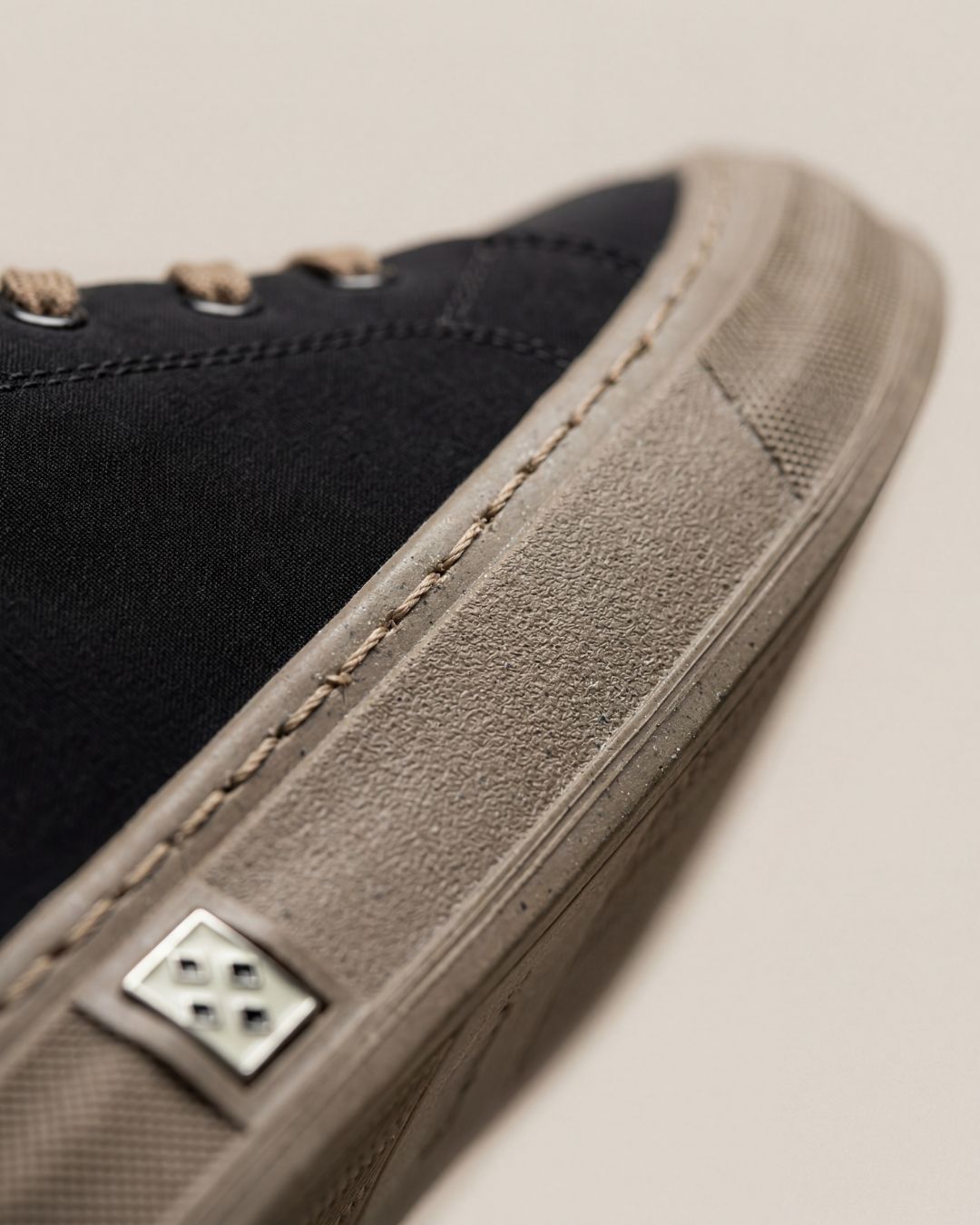 Canvas Low-Top Sneakers – Minimalist Everyday Design
