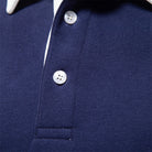 Close-up van knopen en polokraag detail