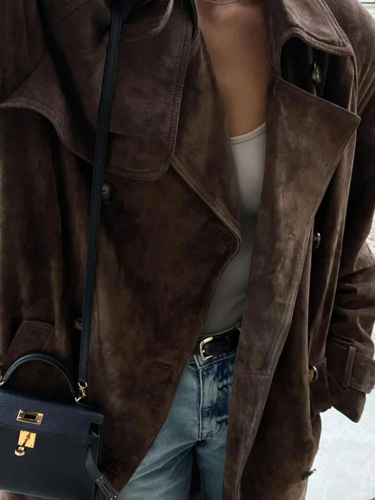 Suze | Lange Damesjas van Suèdelook – Getailleerde Pasvorm en Tijdloze Elegantie