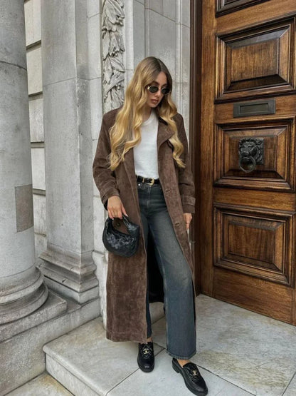 Suze | Lange Damesjas van Suèdelook – Getailleerde Pasvorm en Tijdloze Elegantie