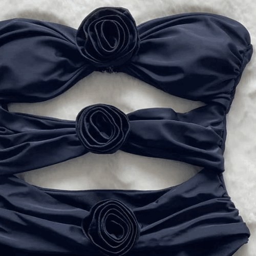 Renate | Dames Badpak – Bandeau Model met Elegante Uitsnijding en Bloemenapplicatie