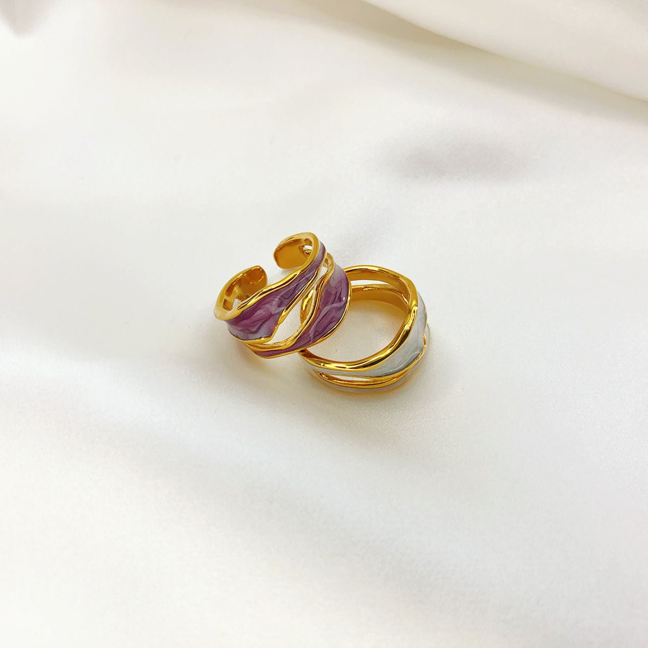 Grace Gouden Ring | Verstelbare damesring met golvend design en emaille afwerking