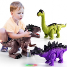 Enfant jouant avec les trois dinosaures marcheurs électroniques