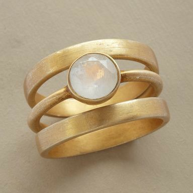 Vintage Gouden Ring met Maansteen | Damesring met driedelige band en spirituele uitstraling