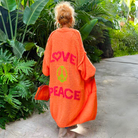 Isolde lang oranje vest met Love Peace print, achteraanzicht