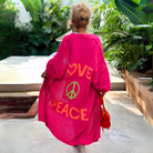 Isolde lang roze vest met Love Peace print, achteraanzicht