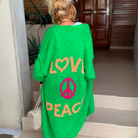 Isolde lang groen vest met Love Peace print, achteraanzicht