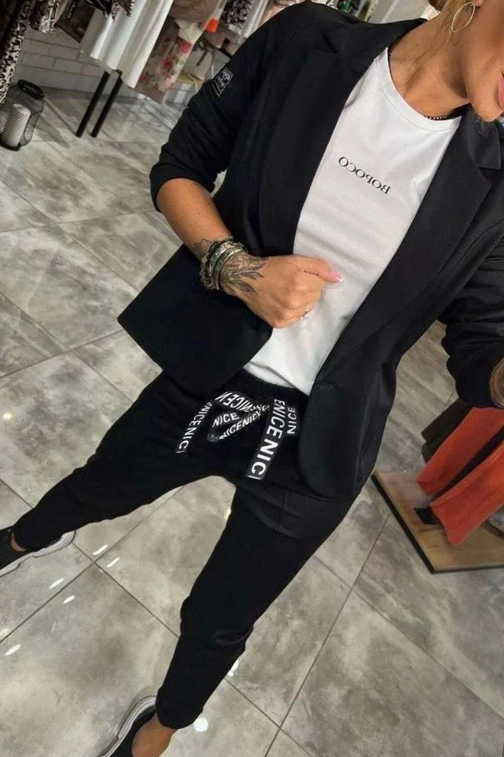 Nala Two-Piece Set | Dames blazer en broek in beige met strikdetail en luchtige pasvorm