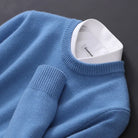 Detailfoto kraag van Laurent pullover in blauw