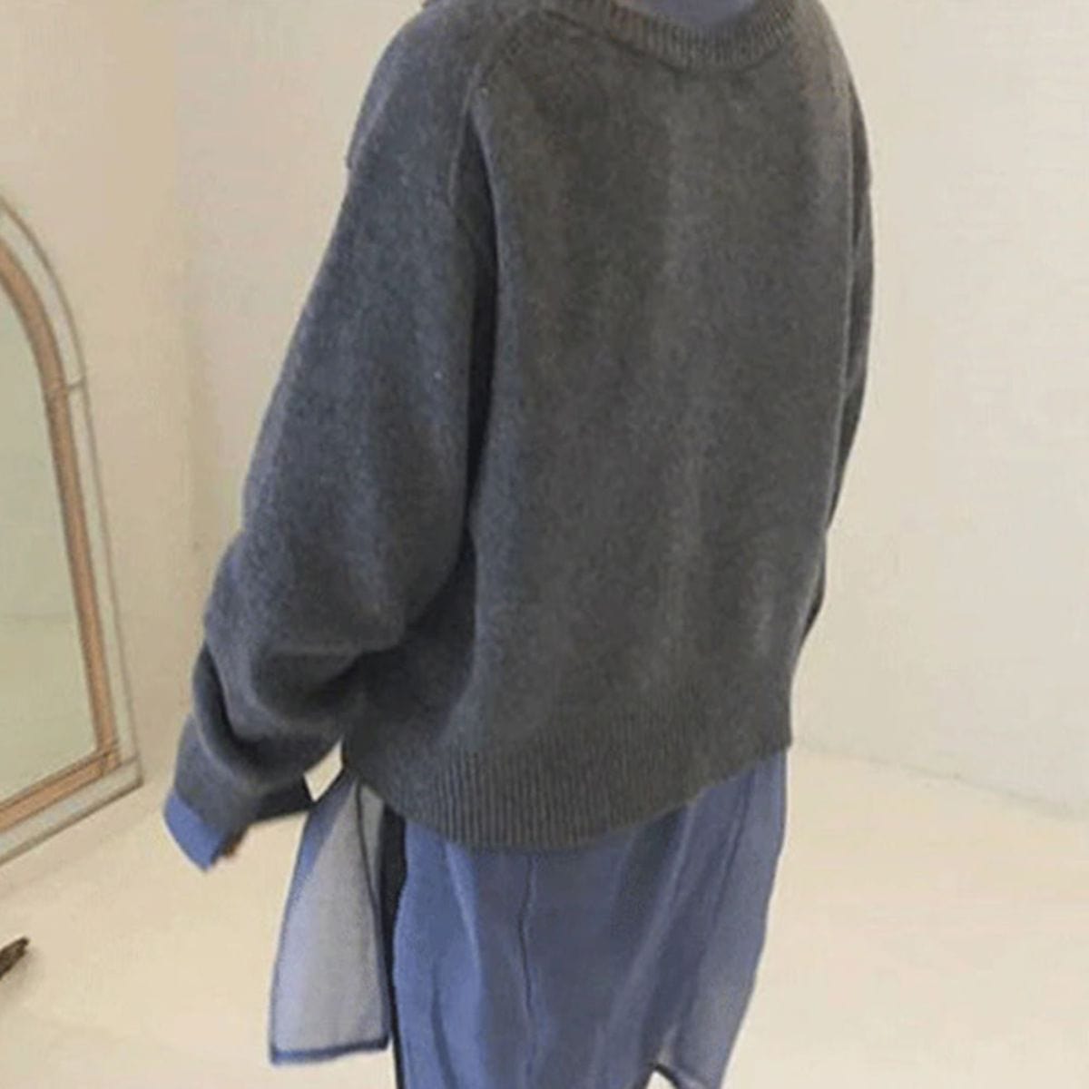 Loïs asymmetrisch knoop vest, achteraanzicht met lange mouwen