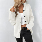 Merel gebreid vest met capuchon en knoopsluiting in wit, close-up