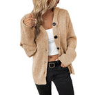 Merel gebreid vest met capuchon en knoopsluiting in camel, close-up