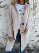 Merel lang gebreid vest met capuchon in beige, vooraanzicht met knopen