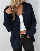 Nora gebreid vest met capuchon in marineblauw, los gedragen