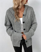 Nora gebreid vest met capuchon, close-up van knoopsluiting