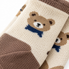 Détail du motif ours tricoté sur la tige de la chaussette d'hiver enfant