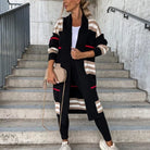 Sanne gestreept lang vest in zwart, buitenlook op trap